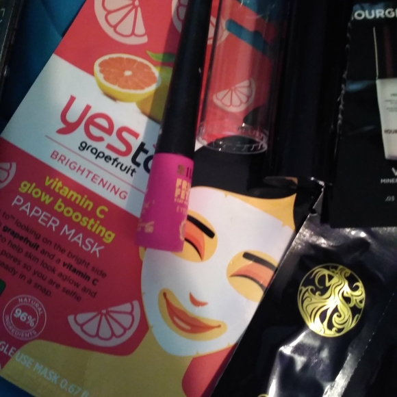 Lot of make up skin care products - Picture 4 of 9